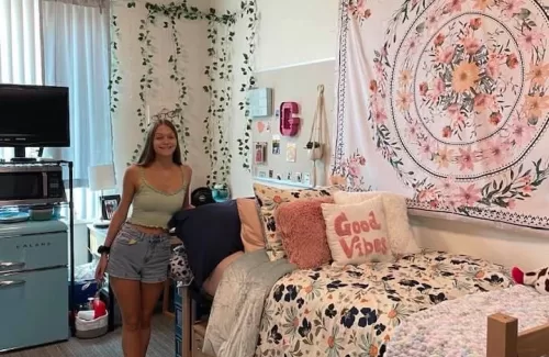 snazzy gabby college life